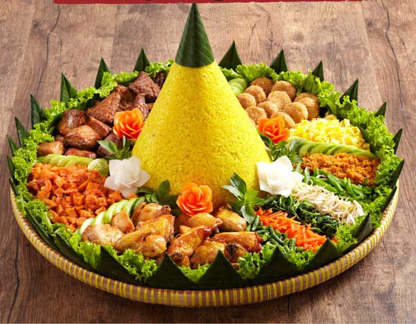 How to eat Indonesia Tumpeng properly, according to the expert